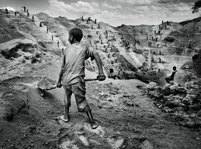 A child works a militia-run mine, photo by Marcus Bleasdale (Nat'l Geo, Oct 2013)